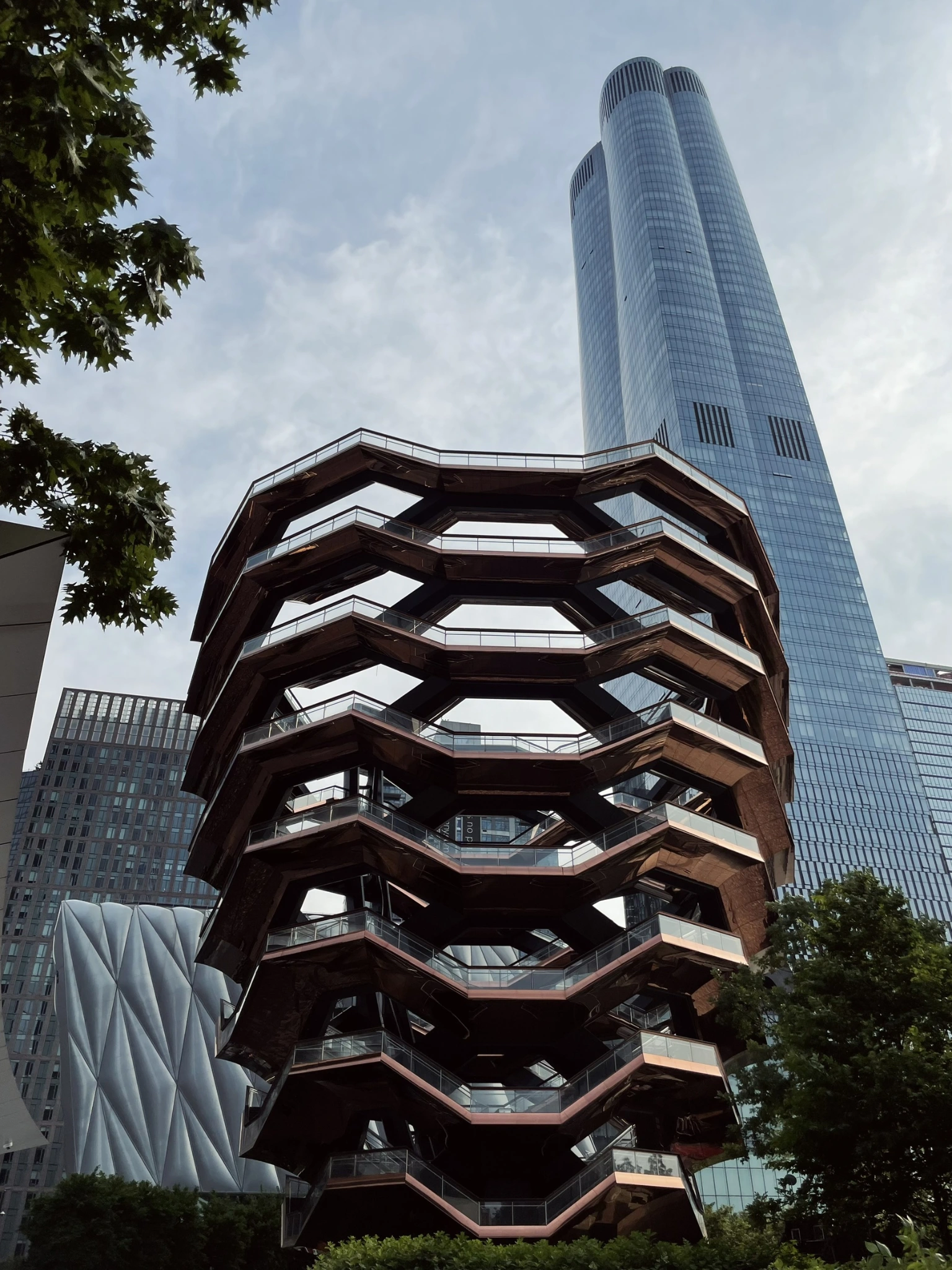 Hudson Yards 的 Vessel，階梯與城市天際線。